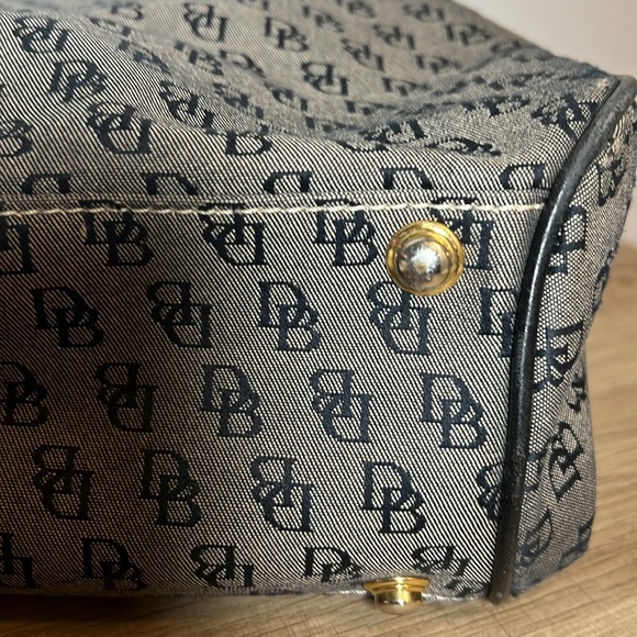 Dooney and Bourke signature shoulder bag - Picture 7 of 17
